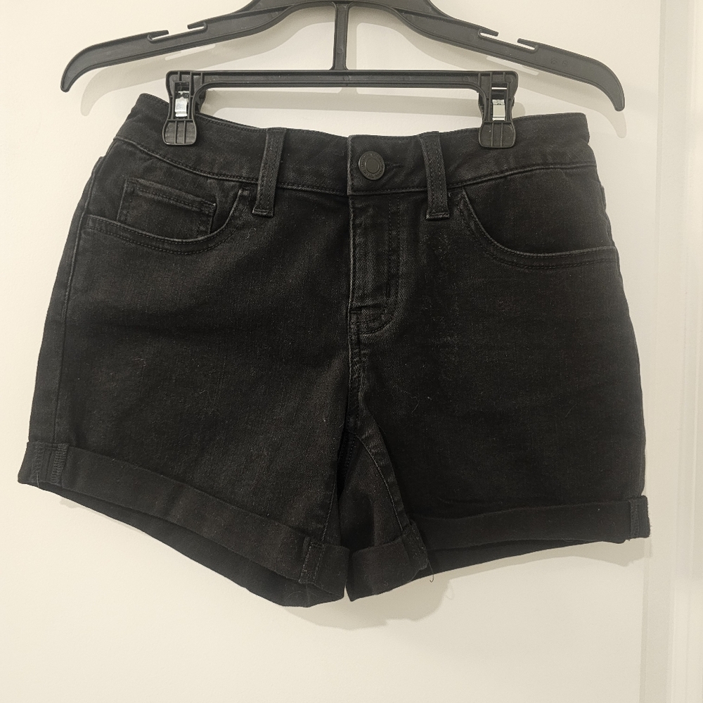 WOMEN'S 5 POCKET DENIM LOW-RISE SHORTS.  SIZE 3/26. PRELOVED.